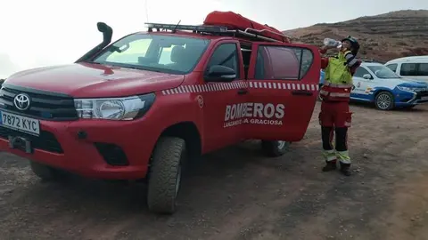 Uno de los bomberos hidrat&aacute;ndose por el calor y la humedad que hab&iacute;a en la zona del rescate.