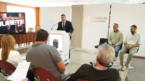 El presidente del Cabildo este mi&eacute;rcoles anunciando el concierto con el alcalde de Har&iacute;a al lado.