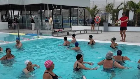 Los mayores nadando en la piscina de Puerto Calero.