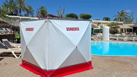 Lugar en el que se ha producido el desgraciado suceso con la carpa que colocaron los bomberos