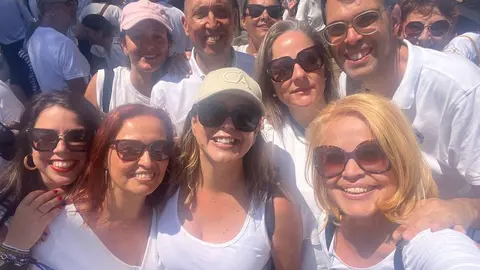Corujo y otros representantes del partido retratando el momento de la manifestaci&oacute;n