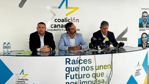 Oswaldo Betancort, Pedro San Gin&eacute;s y Erasmo Garc&iacute;a en una rueda de prensa que hicieron para abordar el tema del Hospital Insular. 