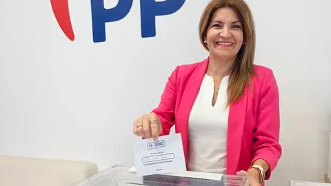 Mar&iacute;a Jes&uacute;s Tovar participando en la votaci&oacute;n a la presidencia del PP.