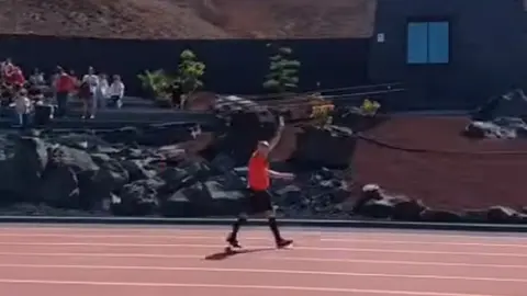 Momento en el que sac&oacute; la tarjeta verde al p&uacute;blico en el campo de Costa Teguise. 