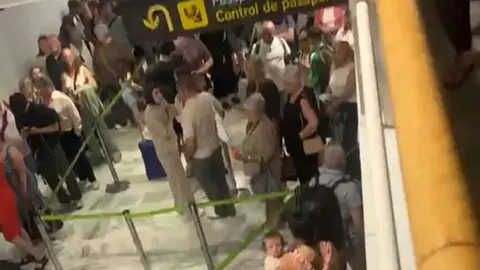 Cola en el control de pasaportes del Aeropuerto C&eacute;sar Manrique.