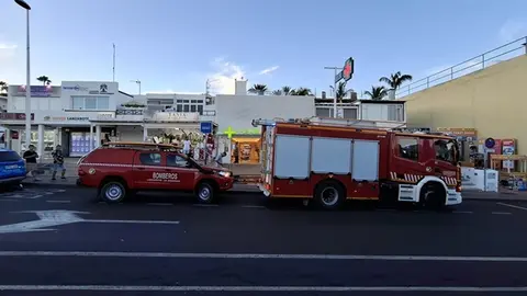 Bomberos del Consorcio de Seguridad y Emergencias junto a la farmacia.