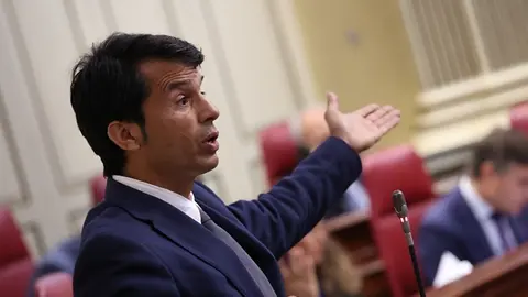 Marcos Bergaz (PSOE) este martes en el pleno del Parlamento canario.