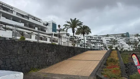 Imaen del acceso al mar ya terminado que han realizado los propietarios del hotel Papagayo Arena.