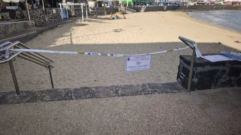 Cartel informando del cierre de la playa.