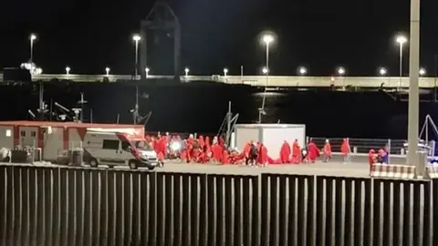 Imagen de la llegada a Puerto Naos de otro grupo de inmigrantes de noche.