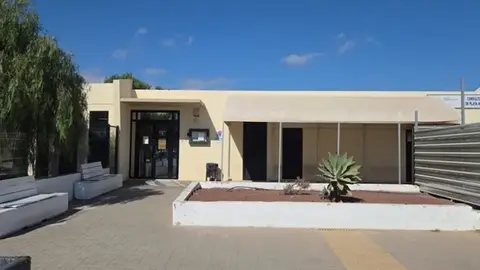 Imagen de la entrada del actual centro de salud de Playa Honda. 