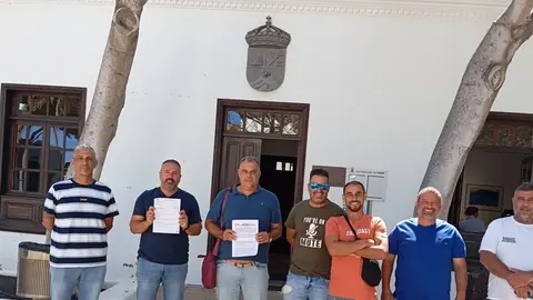Representantes sindicales en los exteriores del Ayuntamiento de Yaiza.