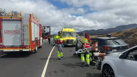 Bomberos y personal del SUC atendiendo a los heridos.