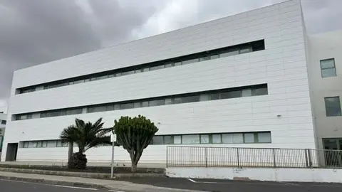 Imagen del edificio que se construy&oacute; al lado del Hospital y que todav&iacute;a no se ha utilizado tras a&ntilde;os de su creaci&oacute;n. 