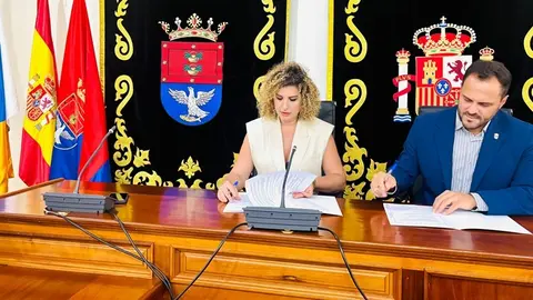 El alcalde de Arrecife Yonathan de Le&oacute;n y la portavoz del PP, y concejala de Deportes, Eli Merino, anuncian la convocatoria de las subvenciones deportivas 