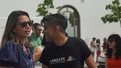 Maite Corujo junto a un representante de la asociaci&oacute;n Lanzate.