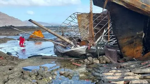 Imagen de otro pesquero que fue robado en Marruecos y termin&oacute; encallado y quemado en las costas de Lanzarote.