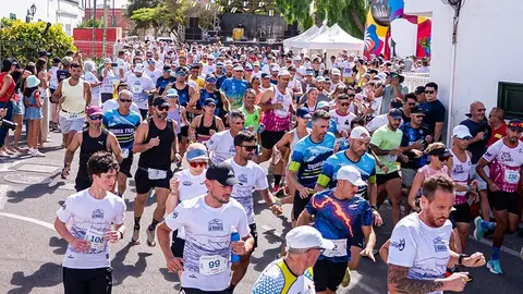 Corredores durante la salida de la prueba.