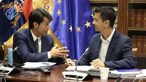 Marcos Bergaz junto al Director General de Infraestructuras Educativas del Gobierno canario Iv&aacute;n Gonz&aacute;lez.