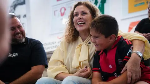 Astrid P&eacute;rez, presidenta del Parlamento de Canarias, en una luchada de Lanzarote.
