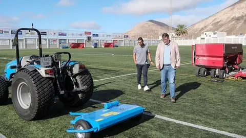 Isidro P&eacute;rez junto a Alexis Hern&aacute;ndez en el campo de fútbol.