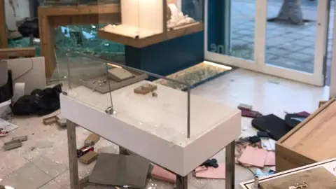 Interior del comercio afectado en Puerto del Carmen por el intento de robo.