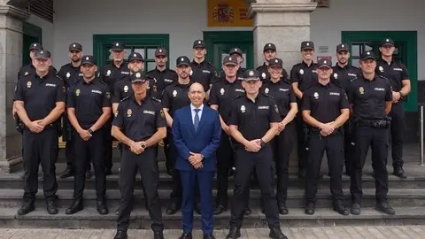 El director insular con los nuevos agentes.