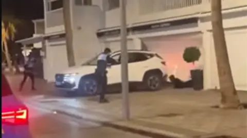 Momento de la detenci&oacute;n de los agentes de la Polic&iacute;a Local de T&iacute;as del individuo que entr&oacute; a robar en la joyer&iacute;a de Puerto del Carmen.