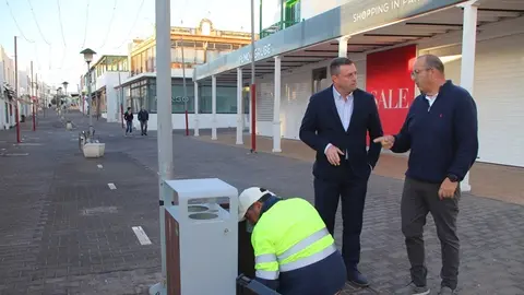 El alcalde de Yaiza y el concejal de Limpieza en una visista a la calle Limones de Playa Blanca.
