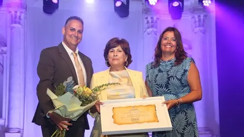 Olivia Duque y Andoni Mach&iacute;n junto a la pregonera.