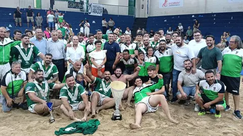 Toda la familia del Tao celebrando el importante triunfo con patrocinadores y autoridades, entre ellas el presidente del Cabildo de Lanzarote, Oswaldo Betancort