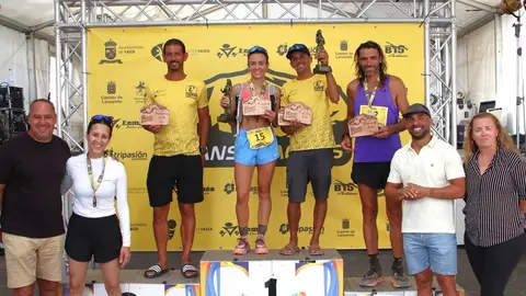 Podio de los ganadores de los 20 kil&oacute;metros con los responsables del Ayuntamiento sure&ntilde;o y del Cabildo