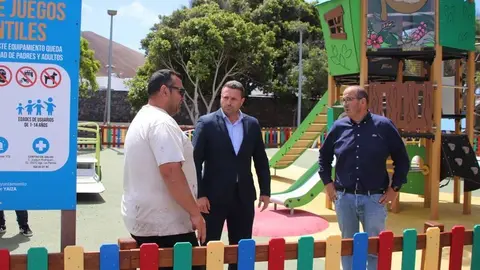 El alcalde de Yaiza escuchando atento las explicaciones sobre la situaci&oacute;n de los parques.
