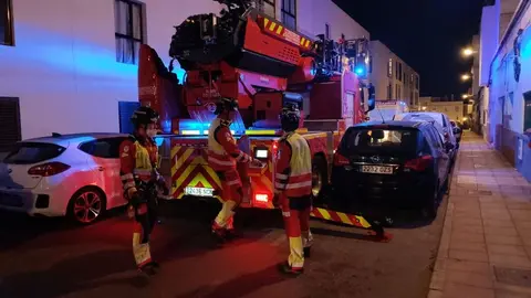 Los bomberos en la intervenci&oacute;n de Los Alonso.