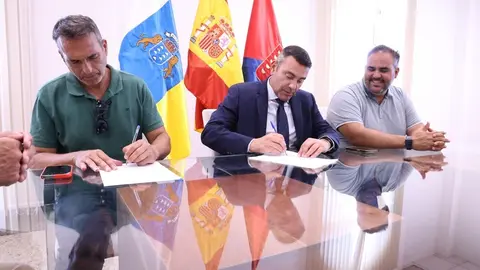Alfredo Villalba y Oswaldo Betancort firmando el convenio de Lajares.