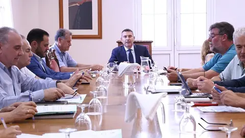 Isidro P&eacute;rez junto al resto de alcaldes en la Asamblea del Consorcio del Agua.