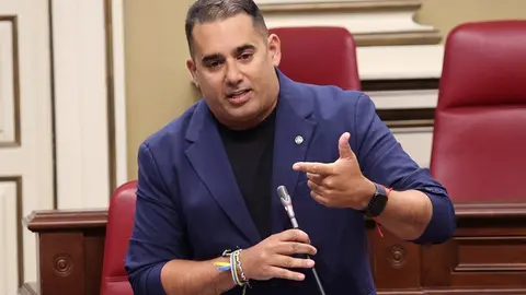Yoné Caraballo durante la pregunta a la consejera de Sanidad.