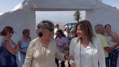 Rita Hern&aacute;ndez junto a Mar&iacute;a Jes&uacute;s Tovar en un acto en Teguise.