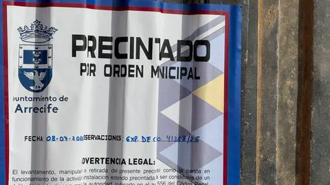 Precinto realizado hoy por agentes de la Polic&iacute;a Local de Arrecife en un taller de Chapa y Pintura en el barrio de Altavista, que carec&iacute;a de licencia 