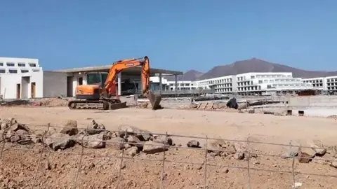 Imagen de la &uacute;ltima obra de un hotel que se hizo en Playa Blanca y al que no se ha querido aplicar el deslinde de 20 metros que s&iacute; se quiere aplicar a otros hoteles construidos hace d&eacute;cadas. 