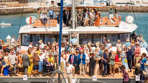 Imagen de la gente que acudi&oacute; este jueves por la ma&ntilde;ana a la presentaci&oacute;n de las embarcaciones en la Marina de Lanzarote