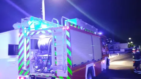 Cami&oacute;n de los bomberos del Consorcio de Seguridad y Emergencias junto a la vivienda.