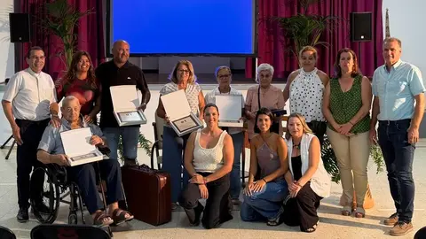 Imagen de las personas reconocidas y de la gente que organiza las fiestas junto a la alcaldesa de Teguise, Olivia Duque
