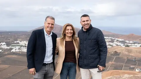 Oswaldo Betancort junto a Mar&iacute;a Jes&uacute;s Tovar y Domingo Cejas.