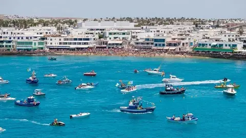 Procesi&oacute;n en las Fiestas del Carmen en Playa Blanca.