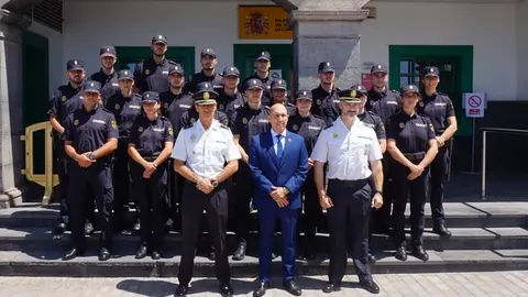 El director insular con los mandos policiales y los nuevos agentes.