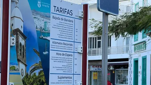 Nuevos paneles informativos instalados por el Ayuntamiento de Arrecife en las paradas de taxis, con informaci&oacute;n para los usuarios del taxi 