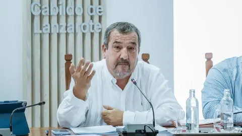 Miguel &Aacute;ngel Jim&eacute;nez en el pleno del Cabildo de Lanzarote.