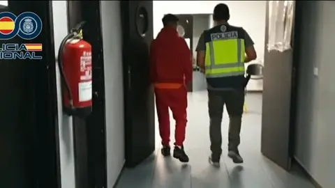 Polic&iacute;a Nacional junto al detenido.