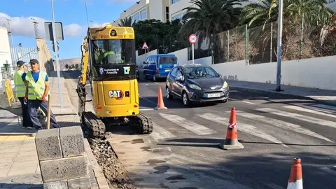 Operarios realizando las obras para reforzar el alumbrado p&uacute;blico.